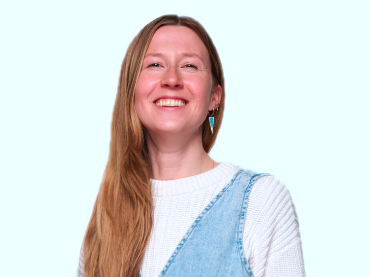 Eine lächelnde junge Frau mit langen blonden Haaren.